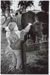 WAT001016202 Pinkster drie. Kinderen bekijken het vee van dichtbij op de Koemarkt.