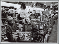 WAT001016409 Sinterklaas verkoop. De lieve sint bij Cruyff speelgoedwinkel met enkele kinderen.