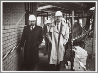 WAT001016851 Foto: v.l.n.r. Korpschef W.Schoon en burgemeester Th. Van Dam.Purmerendse gemeentepolitie hoopt voor de ...