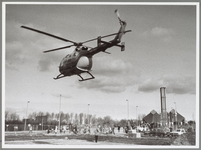 WAT001016858 Eerste paal politiebureau Waterlandlaan.Diverse gasten werden met een helikopter aangevoerd.Rechts achter: ...