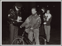 WAT001016878 Fietsers op de bon.Politie deelt boetes uit aan een paar fietsers.