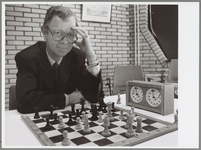 WAT001016985 Schaakclub lid Jan Lagendijk.Foto: Jan Lagendijk actief, op de 64 velden.„Mijn manier van schaken is ...