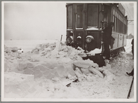 WAT001017057 Winter 1940, de elektrische tram had veel moeite om door de sneeuw te komen.Baanvak Purmerend-Amsterdam.