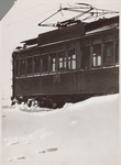 WAT001017058 Winter 1940, de elektrische tram had veel moeite om door de sneeuw te komen.Baanvak Purmerend-Amsterdam.