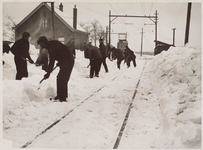 WAT001017060 Sneeuwruimen voor de tram.Winter 1940, de elektrische tram had veel moeite om door de sneeuw te ...