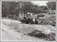 WAT001017159 Foto: Een shovel is ter hoogte van de Binnendijk in De Purmer- Noord bezig een talud naast de dijk van de ...