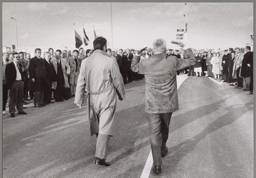 WAT001017161 Opening S10 (latere N244)Foto: Wethouder H. Brinkman en burgemeester J.A.C. van Burg nodigen de vele ...