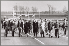 WAT001017162 Opening S10 (latere N244)Foto: Wethouder H. Brinkman en burgemeester J.A.C. van Burg liepen met de vele ...