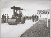 WAT001017173 Foto: Milieugedeputeerde G. de Boer walst met een Engelse 'Marshall' stoomwals de werkweg naar de ...