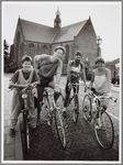WAT001017269 NNC fietstocht.Met op de achtergrond de Grotekerk te Oosthuizen uit 1518.