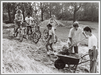 WAT001017431 Foto: De kinderen uit de Bloemenbuurt leggen de laatste hand aan hun eigen fietscrossbaan.