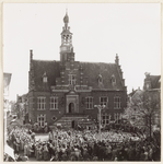WAT001017515 Tiende herdenking v.d. bevrijding. Oplating der postduiven door de vereniging. B.E.P.Met op de achtergrond ...