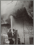 WAT001017541 Brand in het pakhuis van G. van Veen.Brandweer is hier aan het blussen.
