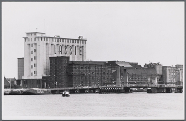 WAT002000048 De Zaanbrug, met daarachter v.l.n.r.; ‘Silo’ ( ook wel ‘Oslo’ genoemd, gebouwd in 1905), pakhuis Donau ( ...