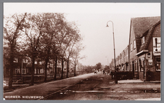 WAT002000099 Nieuweweg gezien vanaf de Zaanbrug.De huizen aan de westkant werden gebouwd in 1929.Eerste pand rechts; de ...