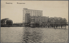 WAT002000018 De Zaanbrug, met daarachter v.l.n.r.; ‘Silo’ ( ook wel ‘Oslo’ genoemd, gebouwd in 1905), pakhuis Donau ( ...