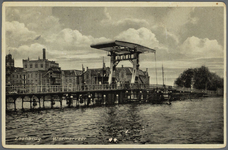 WAT002000026 De 2e Zaanbrug met op de achtergrond rijstpellerij Hollandia (Bloemendaal & Laan) met v.r.n.l. de ...