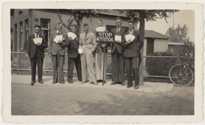 WAT002000034 Atie comité Anti-Tol tegen tolheffing van de Zaanbrug in 1936 voor het huis van Cees Jonges. V.l.n.r, ...