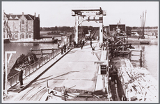 WAT002000036 Tolheffing op de Zaanbrug.Links achter: pakhuis Batavia.