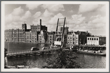 WAT002000047 De Zaanbrug met op de achtergrond rijstpellerij Hollandia (Bloemendaal & Laan) met v.r.n.l.de pakhuizen ...