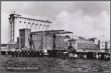 WAT002000050 De Zaanbrug, met daarachter v.l.n.r.; ‘Silo’ ( ook wel ‘Oslo’ genoemd, gebouwd in 1905), pakhuis Donau ( ...