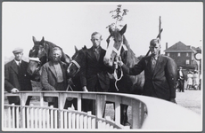 WAT002000052 In 1939 moesten paarden worden ingeleverd voor het leger. V.l.n.r. Teun Koomen, Cees Siekerman, Dirk Janzn ...