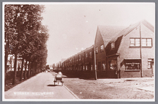 WAT002000100 NieuwewegGezien vanaf de Zaanbrug.De huizen aan de westkant werden gebouwd in 1929.Eerste pand rechts; de ...