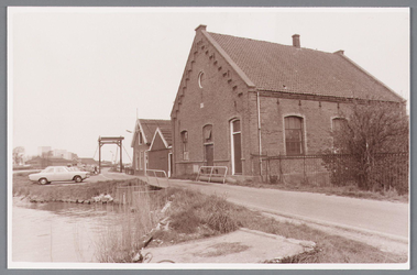 WAT002000208 Rechts: het watergemaal 'De Ceres' richting Oostknollendam en daarnaast sluishuis van de poelsluis.
