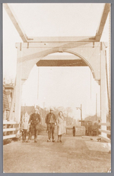 WAT002000462 De vernieuwde Schansbrug met oude lantaarnpaal en aanleg riolering.De Schansbrug was de overgang tussen de ...