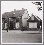 WAT002000552 Rechts: Dorpsstraat nummer 27, de oude schoenmakerij van Nic Grandiek.