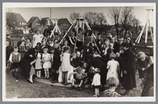 WAT002000527 De speeltuinvereniging ,,Wormer'' tijdens de uitbreiding in 1938. geheel links Jan Dobber, mevrouw. ...