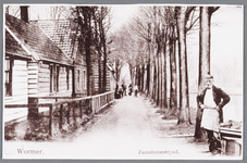 WAT002000631 Het Zaandammerpad met op de achtergrond de Dorpsstraat, omstreeks 1900, met vooraan bakker Gerrit Heijne ...