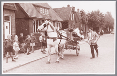 WAT002000641 Waarschijnlijk een bruiloft met paard met wagen.En de kinderen op de foto hebben er zichtbaar plezier in !!!