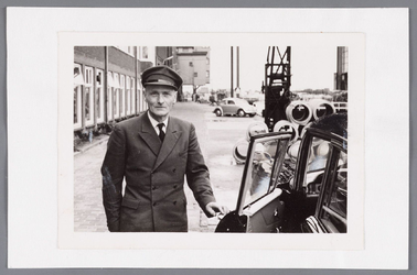 WAT002000646 Jan Blom was op 24 mei 1958, veertig jaar in dienst als directie chauffeur bij van Gelder Zonen NV. ...