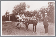 WAT002000674 In de kar Jan Albert Allan (1904) met zijn vrouw Johanna Marie de Boer (1902) en rechts voor Manus Meier.