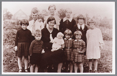 WAT002000699 Familie de Vries-Fritz met achter haar de oudste dochter Trijntje (Tinie) (1925) die later met Henk Mak ...
