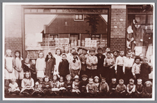 WAT002000757 Manufacturenwinkel van de weduwe Ruiter.In 1927 was hier gevestigd Jb. van Vlaanderen met zijn ...