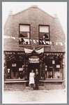 WAT002000766 Manufacturen en kledingwinkel van Cornelis Petrus (Cor) Smit (1918) met vrouw of verloofde tijdens de ...