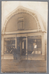 WAT002000791 Manufacturen en kledingwinkel van Willem Hartog (1886) met zijn vader Gerrit Hartog (1854).(voorheen ...