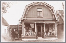 WAT002000792 Kleding en textielwinkel van Willem Hartog (1886) die links op de paard-en Wagen zit.