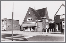 WAT002000834 Dorpsstraat 105, eerst het Gasfabriek, later Wormer Autocentrale en in 1948 de motorhandel van G.Wouters. ...