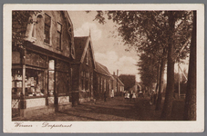 WAT002000882 Links de galanteriezaak van J.W. Siebeling, voorheen Boekel, daarna Siebeling Oosterveld en Nooij.