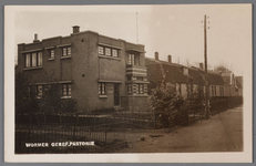 WAT002000974 Foto v.l.n.r. links op Dorpsstraat 134 de Pastorie van de Gereformeerde Kerk de Wijngaard , de huizen ...
