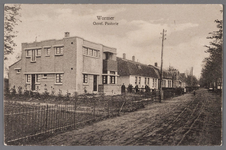 WAT002000975 Foto v.l.n.r. links op Dorpsstraat 134 de Pastorie van de Gereformeerde Kerk de Wijngaard , de huizen ...