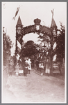 WAT002001028 Erepoort voor de gereformeerde kerk t.g.v. 25-jarig regeringsjubileum van koningin Wilhelmina. Opschrift: ...