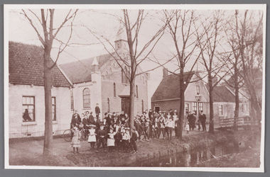 WAT002001020 Gereformeerde kerk ''de Tempel'' aan de Dorpsstraat 199.Eerste steen is gelegd op 31 mei 1905.V.l.n.r. ...