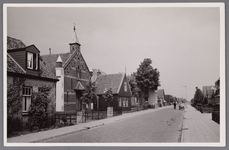 WAT002001032 Was Gereformeerde kerk ''de Tempel'' aan de Dorpsstraat 199.Eerste steen is gelegd op 31 mei 1905.V.l.n.r. ...