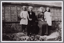 WAT002001058 Tuinder Martinus (Maarten) Koelemeijer (1867) met zijn vrouw Johanna (Jannetje) Wortel (1870)