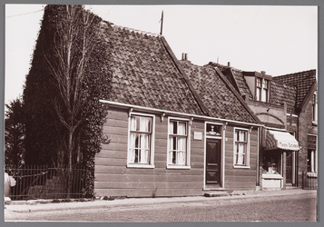 WAT002001077 Foto v.l.n.r. Dorpsstraat 229, Dorpsstraat nummer 231 de sigarenwinkel van Aris Rem.Dorpsstraat 229, pand ...