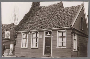 WAT002001078 Pand van de gebroeders Aris en Cornelis Rem.Links van de deur hebben zij een bordje opgehangen met de ...